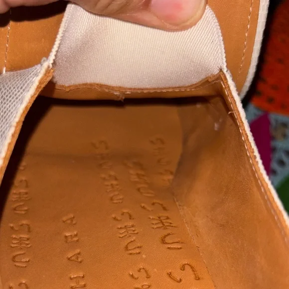 Chie Mihara Hellin Cream Flats with Gold Detail - Picture 10 of 11